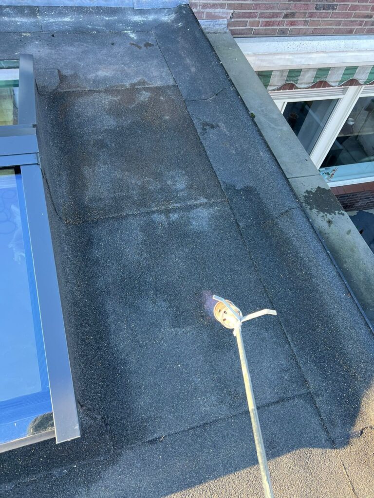 Bitumen dakbedekking repareren