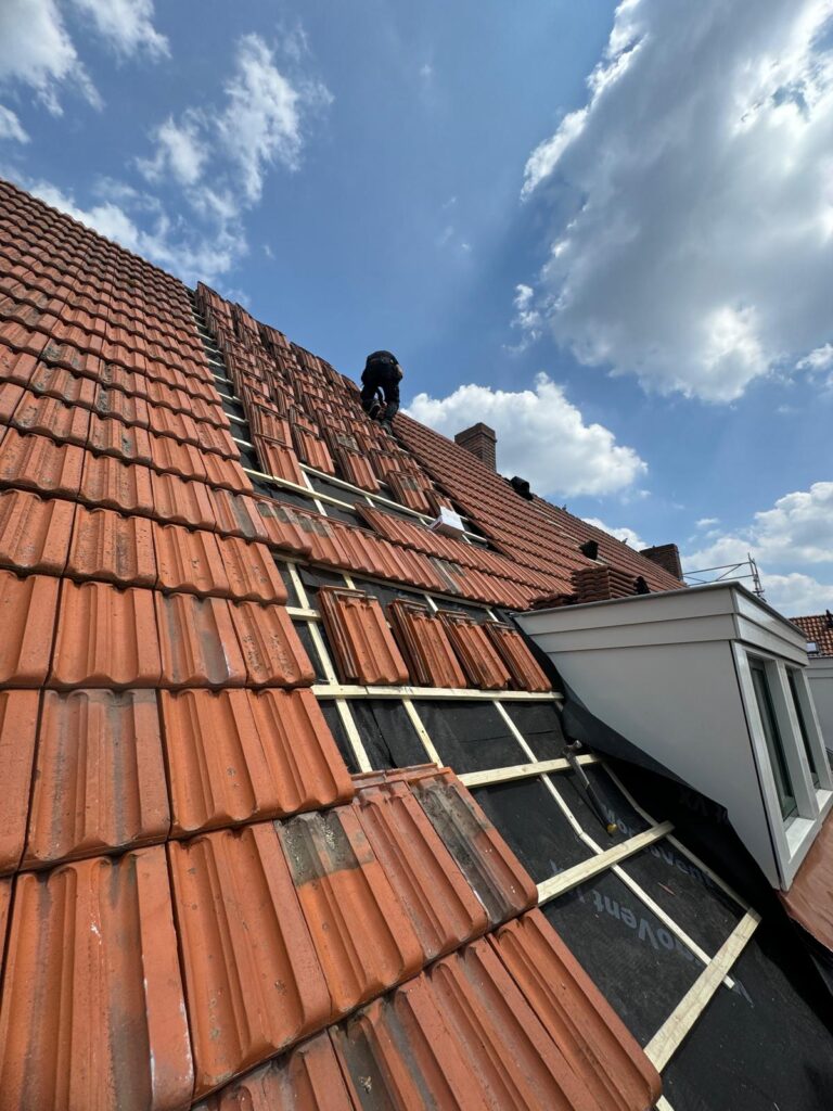 Hagelschade aan het dak repareren
