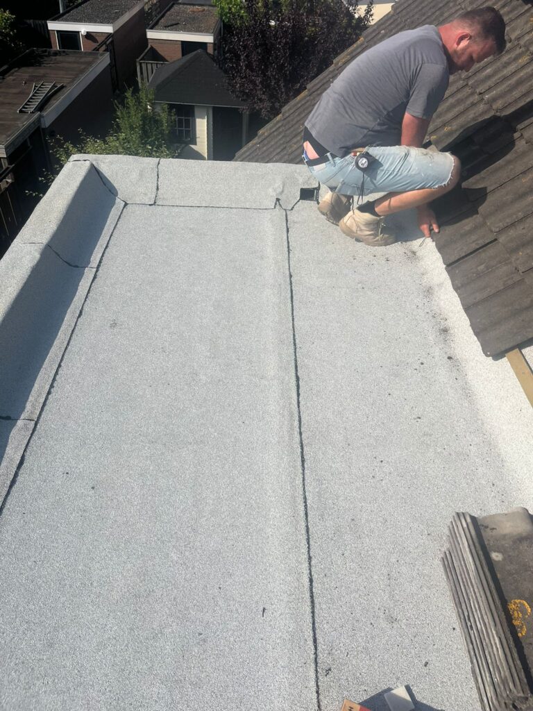 Besparen met witte dakbedekking van Dakdek Gigant