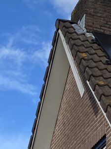 Nieuw geplaatste boeidelen langs de dakrand van een woning