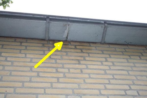 Dakgoot met een gele pijl bij een naad tussen twee gootdelen