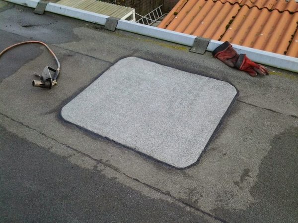 Plaatselijke reparatie van bitumen dakbedekking op een plat dak