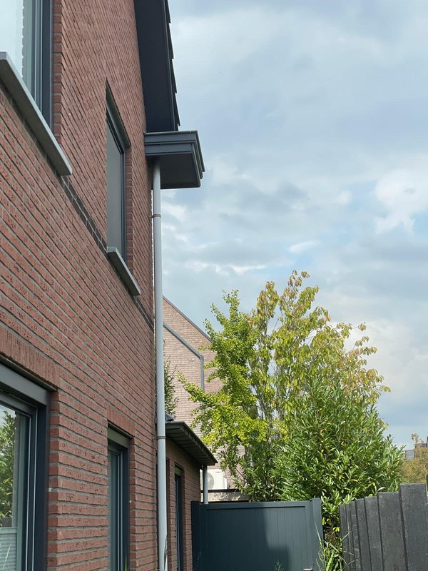 Dakgoot en dakrandafwerking langs de zijgevel in Culemborg