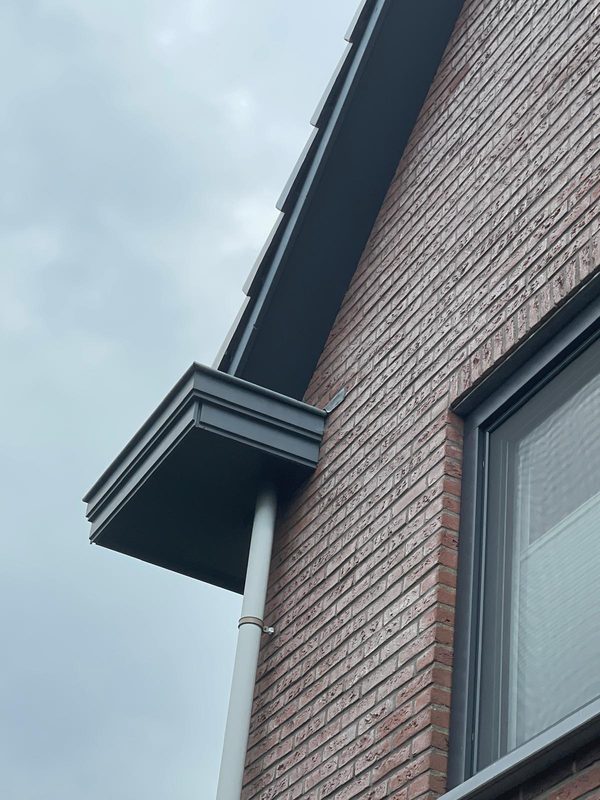 Aansluiting van de dakgoot op de regenpijp in Culemborg
