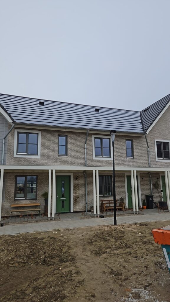 Woningen met geïntegreerde zonnepanelen in de schuine daken