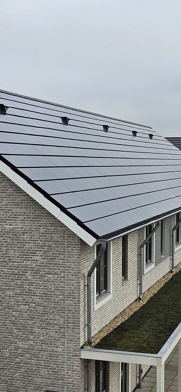 Zijaanzicht van de paneelvelden en dakrand langs de woningen