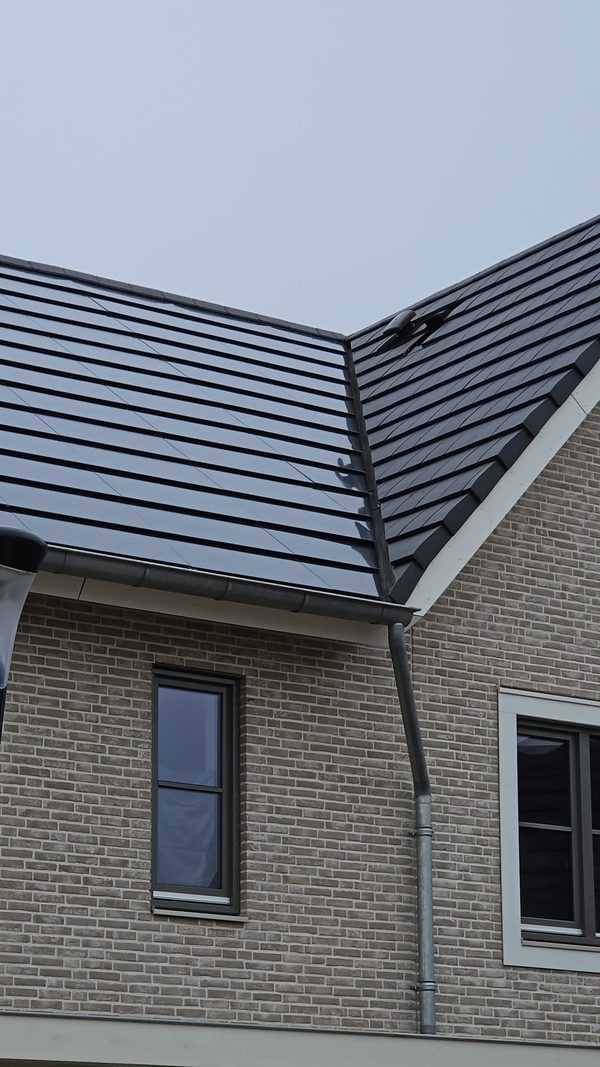 Geïntegreerde zonnepanelen bij de aansluiting tussen twee dakvlakken