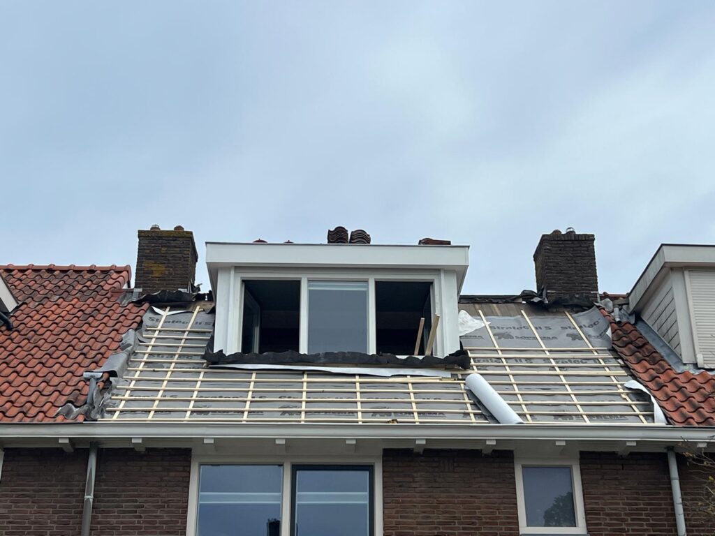 Pannendak rondom een dakkapel tijdens de dakrenovatie