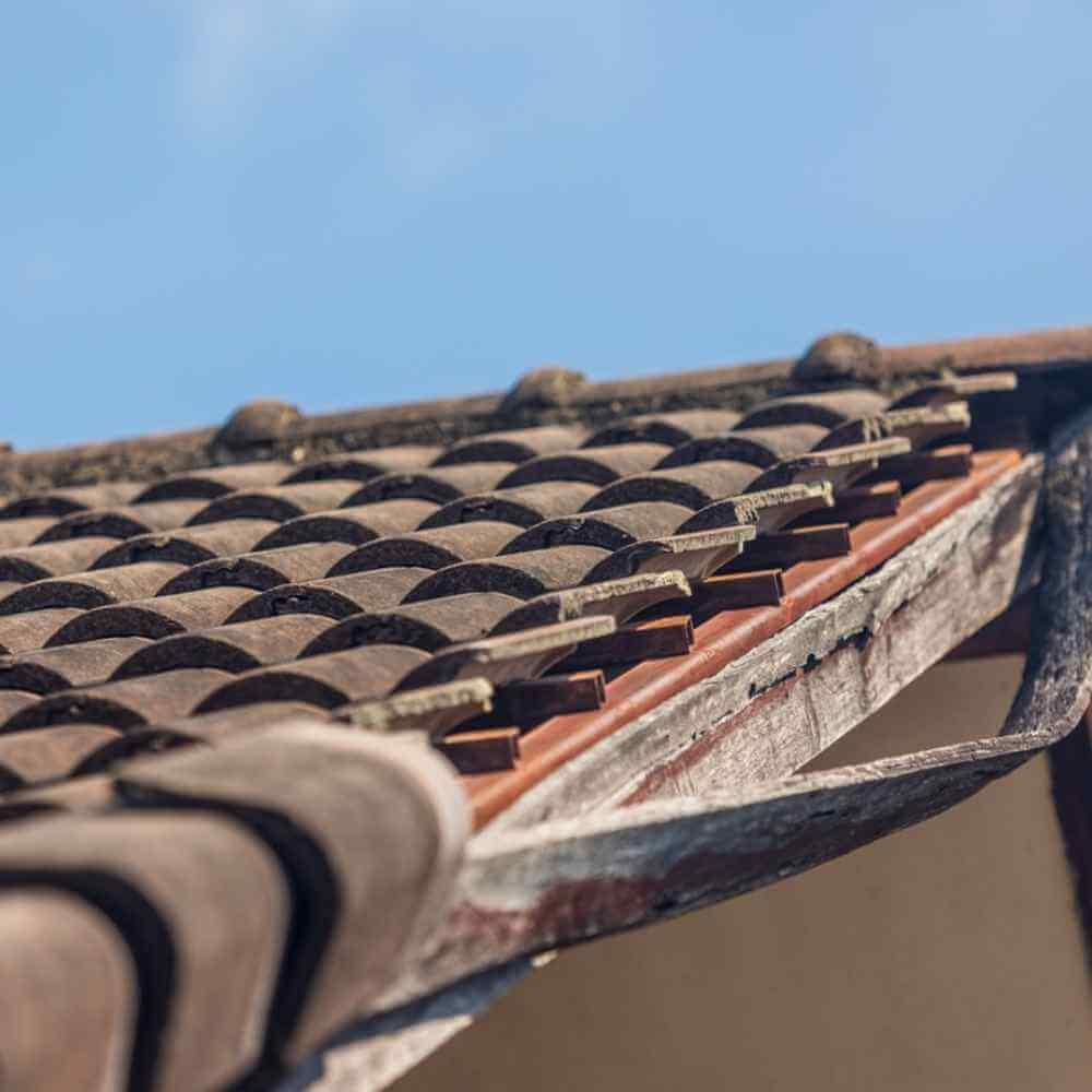 Foto van de slijtage van de dakbedekking van een woonhuis Foto van de slijtage van de dakbedekking van een woonhuis